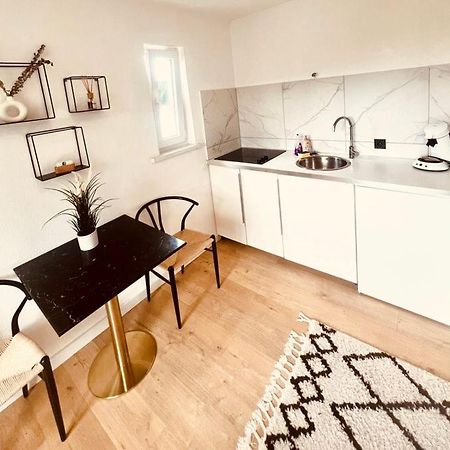 Ferienwohnung An Der Uniklinik Mit Eigener Kueche Und Renoviertem Badezimmer Homburg  Buitenkant foto