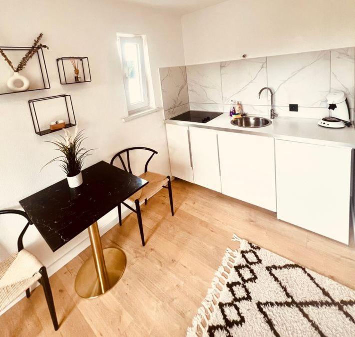 Ferienwohnung An Der Uniklinik Mit Eigener Kueche Und Renoviertem Badezimmer Homburg  Buitenkant foto