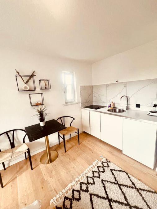 Ferienwohnung An Der Uniklinik Mit Eigener Kueche Und Renoviertem Badezimmer Homburg  Buitenkant foto